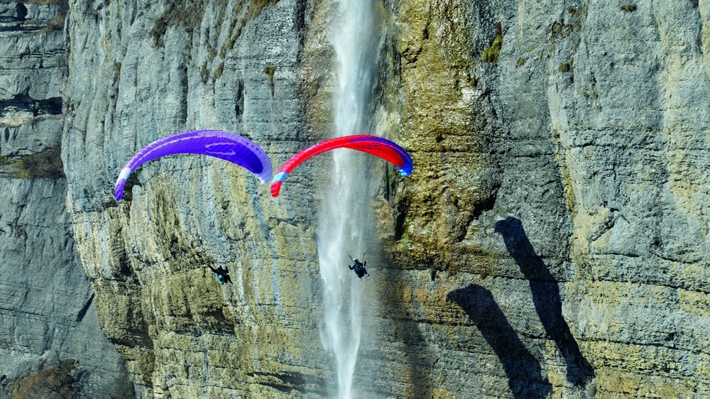 The EONA 2 is the ideal wing to quickly learn the art of paragliding in a safe and fun way.